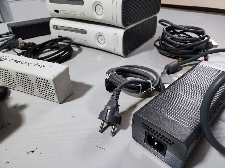 Duas Xbox 360 completas com acessórios