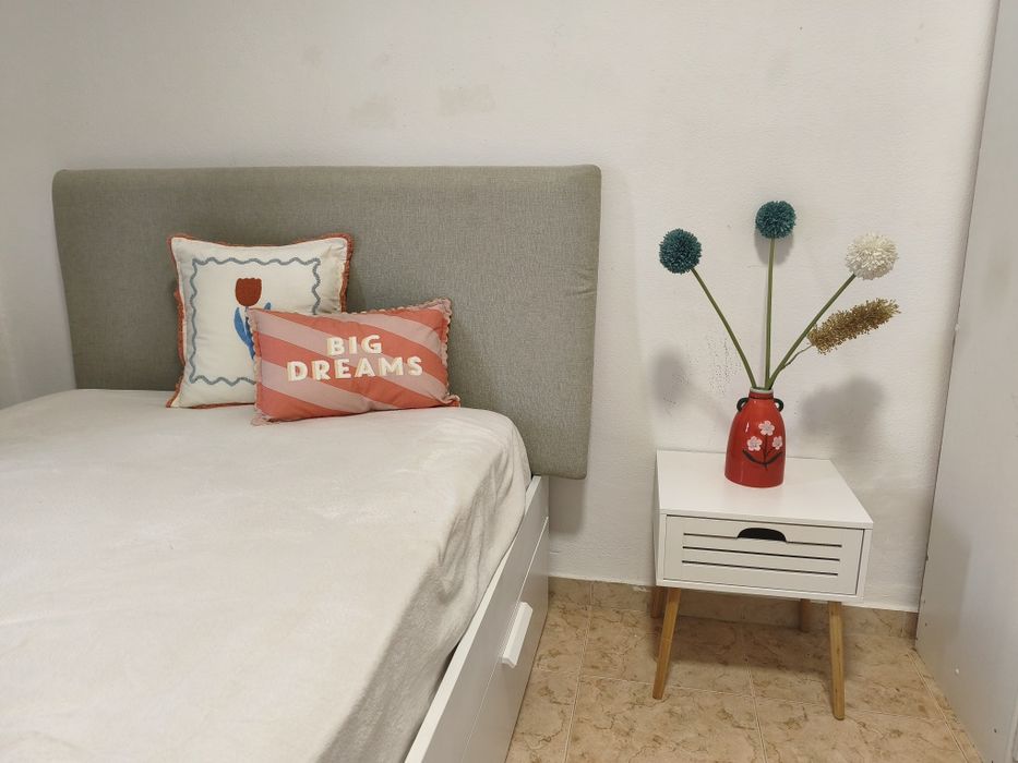 Aluga-se Quarto Um espaço tranquilo para viver e/ou estudar com conforto.