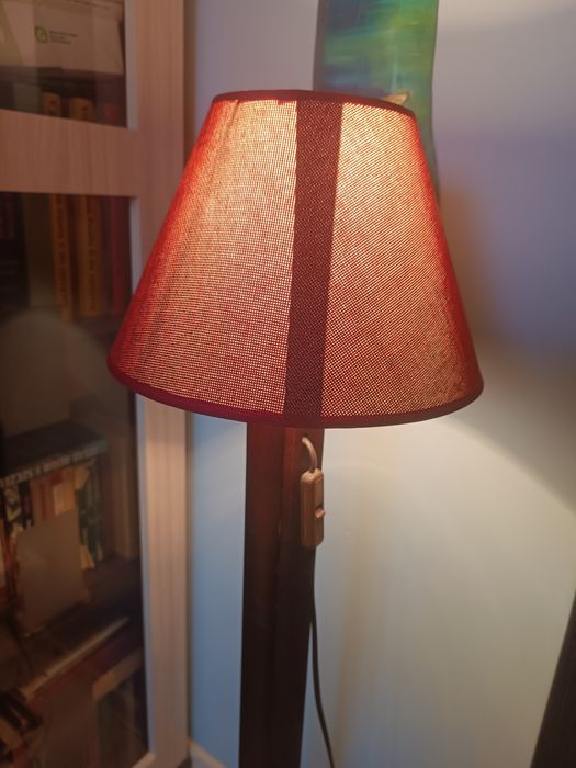 Lampa podłogowa na drewnianej nodze