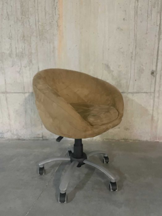 Cadeira estofo tipo veludo, com rodas