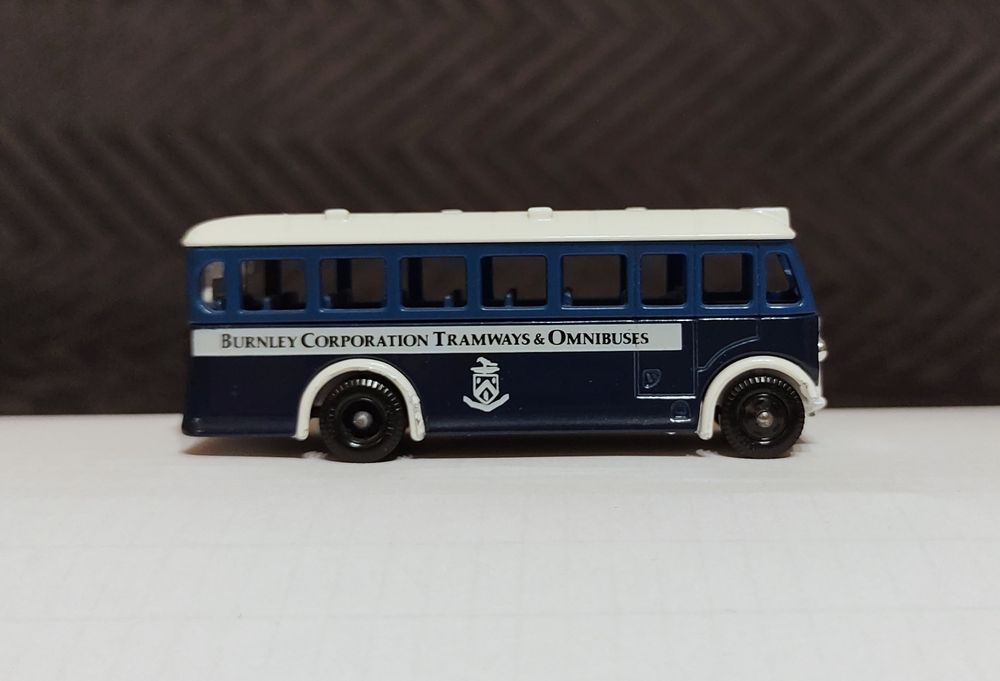 Samochodzik, współczesny model brytyjskiego autobusu z 1932 roku - AEC