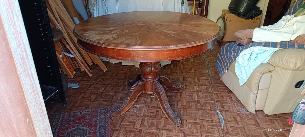 Mesa redonda em nogueira