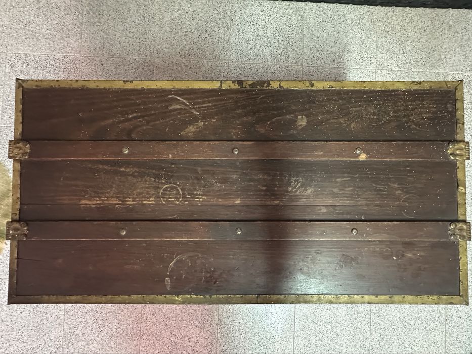 Baú de madeira com pormenores em dourado e preto