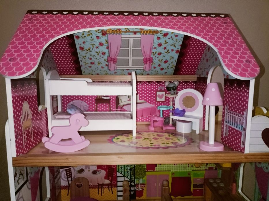 Drewniany domek dla lalek z aksecoriami