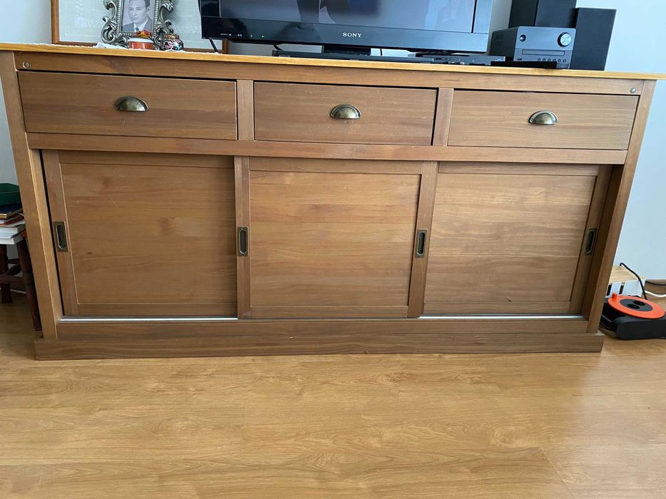 Aparador com 3 portas e 3 gavetas, em pinho maciço e MDF