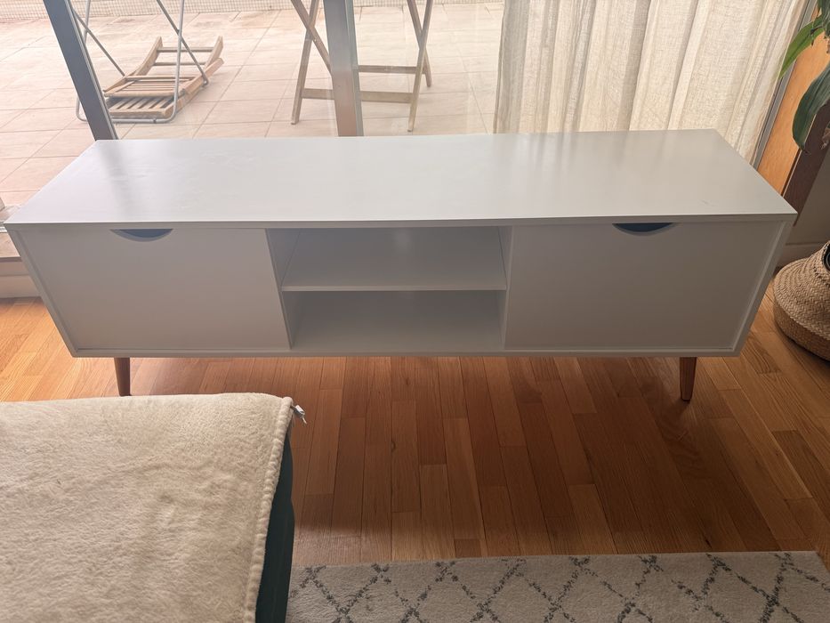 Movel de TV branco estilo nordico