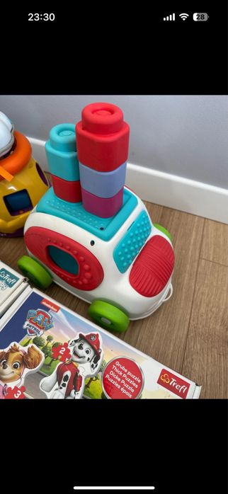 Zestaw zabawek 2+ 4xpuzzle, autko clementoni, garnuszek, pszczółka