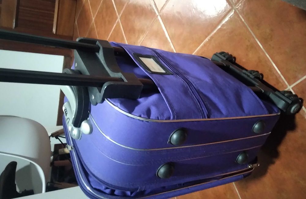 Mala de viagem com  pouco uso