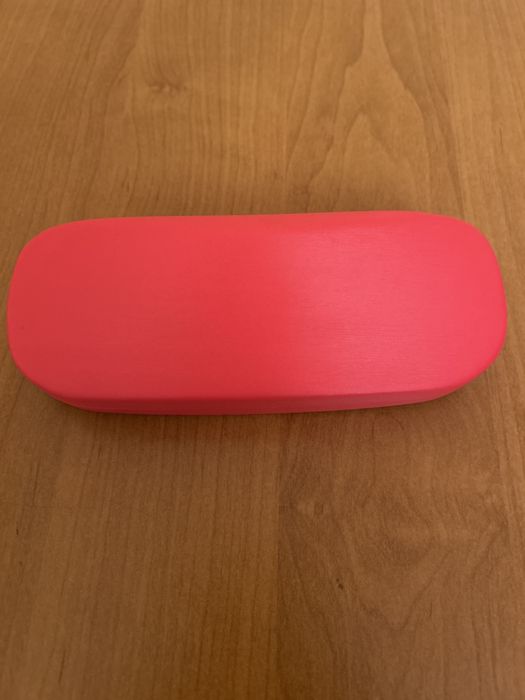 Etui na okulary w malinowy kolorze