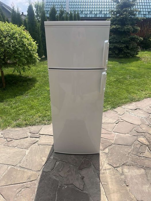 Продається холодильник  німецького виробника Elektrolux. В чудовому стані 2х камерний(4 полиці +ящик)
