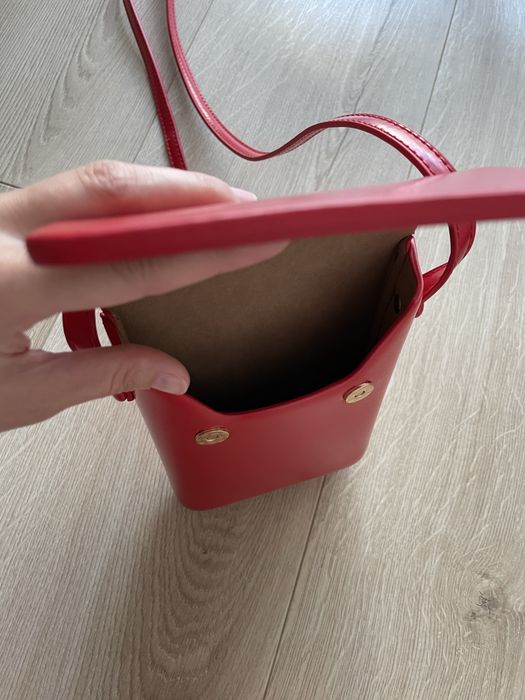 Czerwona torebka na ramię — mini crossbody