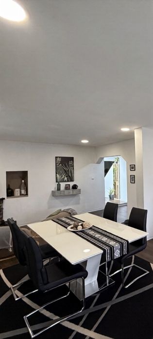 Mesa de Jantar Extensível em Vidro Branco + 4 Cadeiras — 300 €