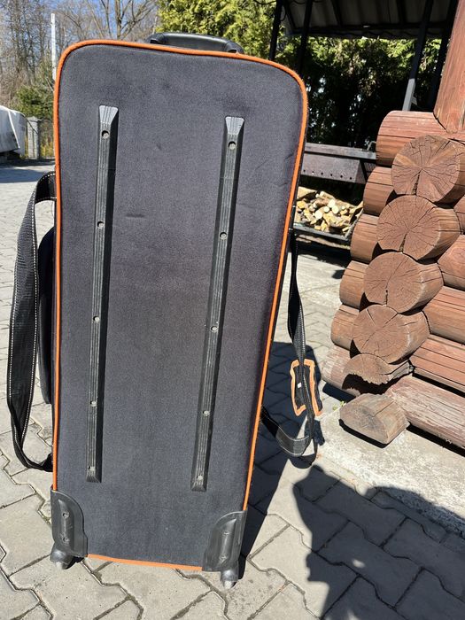 Велика валіза на колесах