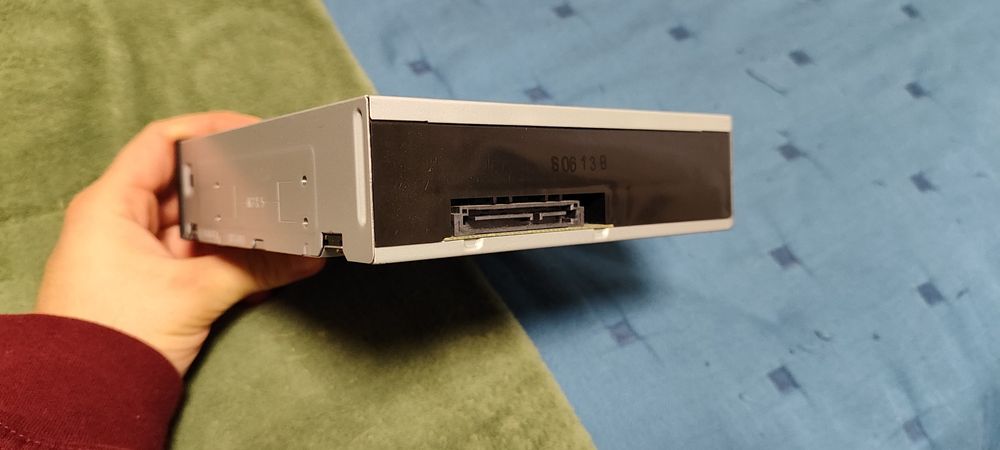 Caixa PC com leitor CDs ASUS