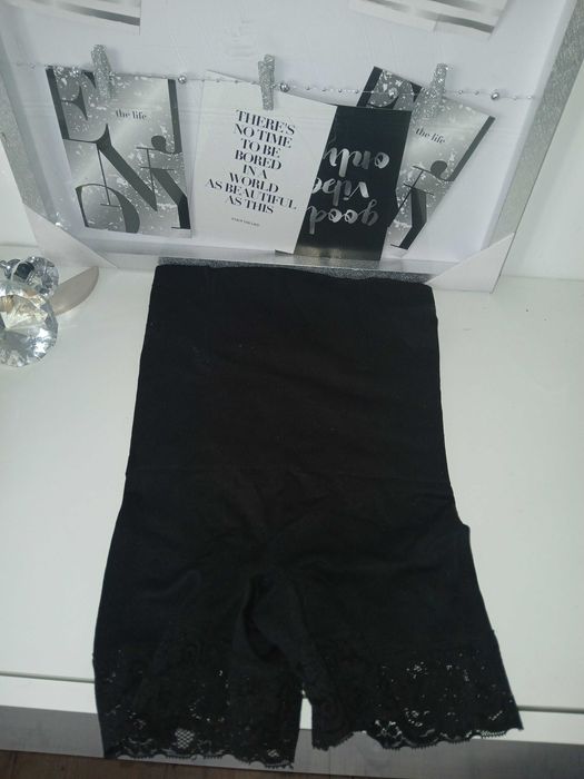 Czarne majtki modelujace wyszczuplajace push up Bellati S