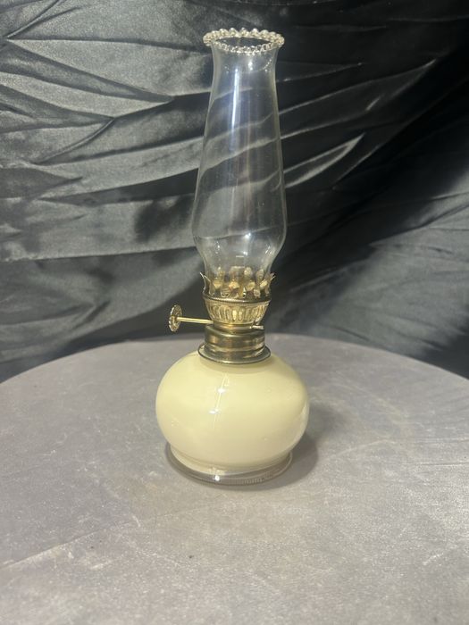 Lampa naftowa szklana – klasyczna forma – falbanka na kominie 1320/25