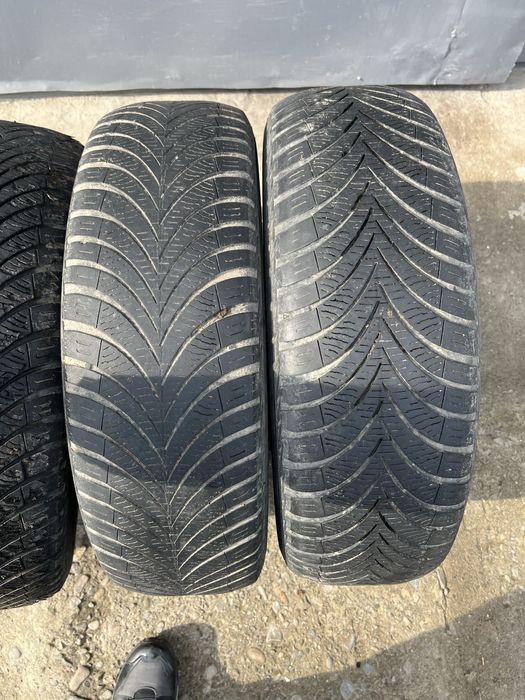Всесезонні шини 215/70 R16 100H марки Kumho