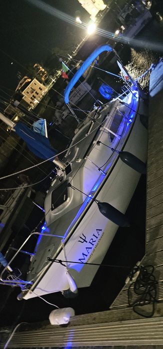 Barco veleiro  muito estimado com lugar de marina cascais