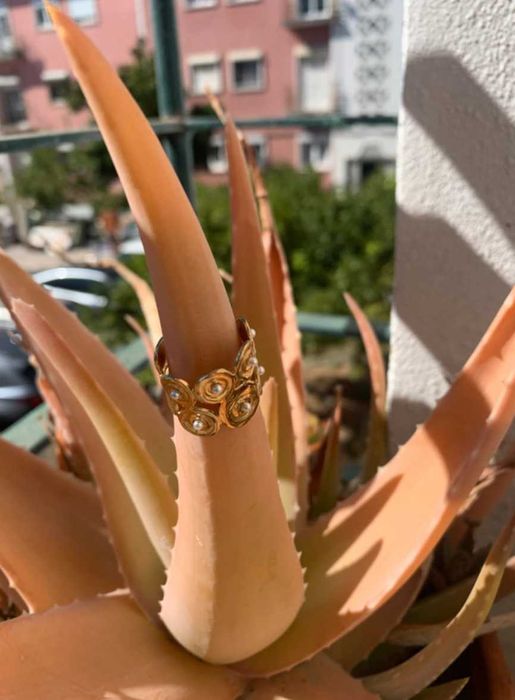 Anel dourado com pérolas, ajustável