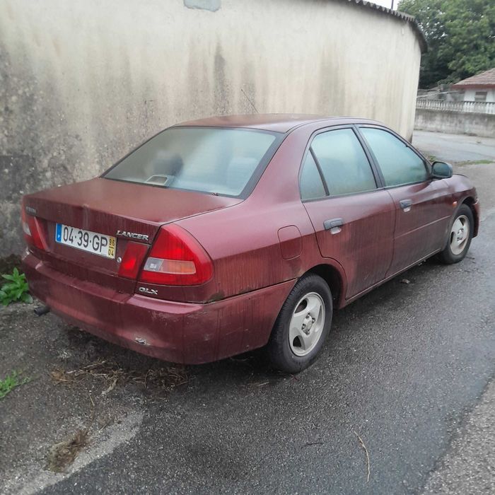 Mitsubitchi Lancer de 1996. Para restauro ou peças. A trabalhar