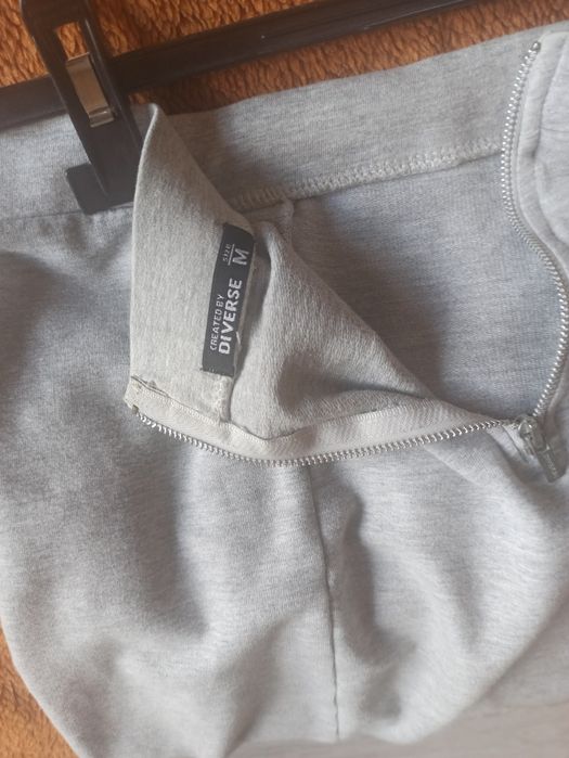 Szara spódnica diverse z kieszeniami