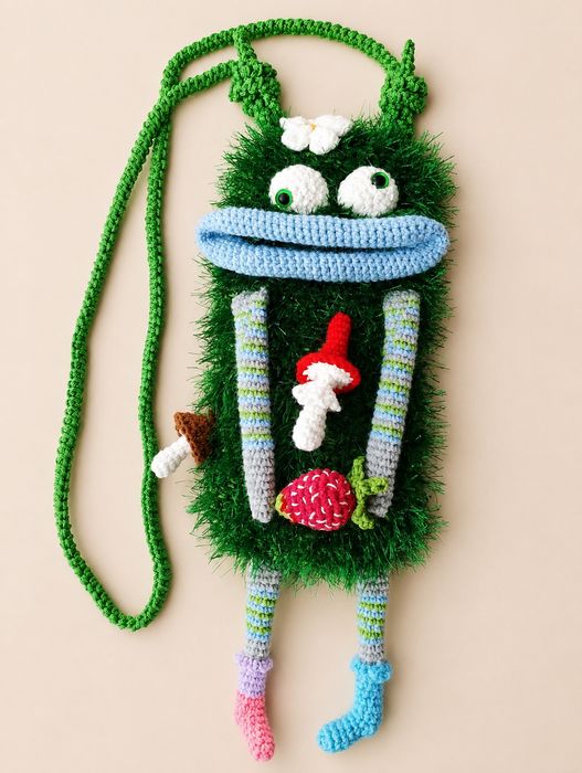 В'язана сумочка монстрик для мобільного телефону  через плече / handmade