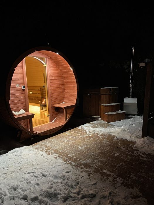 domek przy wyciągu narciarskim nad jeziorem, balia sauna okrągłe