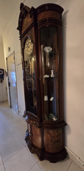 Relógio de Coluna com Vitrine Lateral