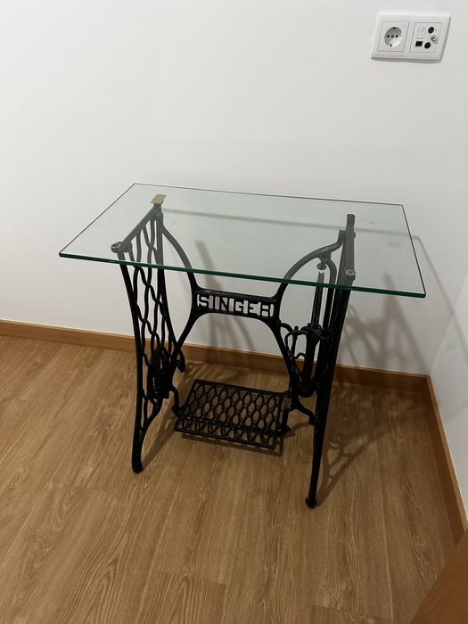 Mesa em vidro com suporte de maquina costura singer restaurada
