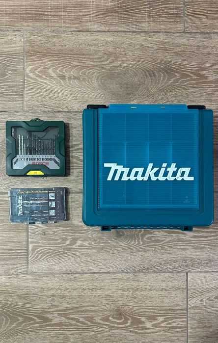 Furadeira Makita + kit
