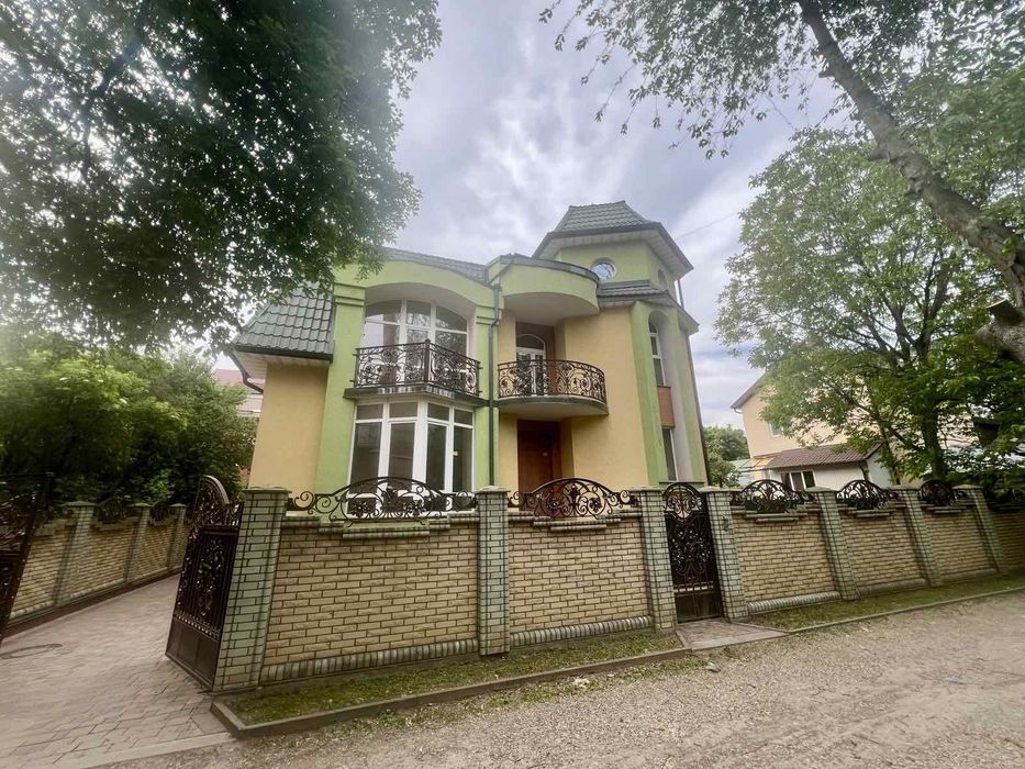 Продається будинок в центрі міста