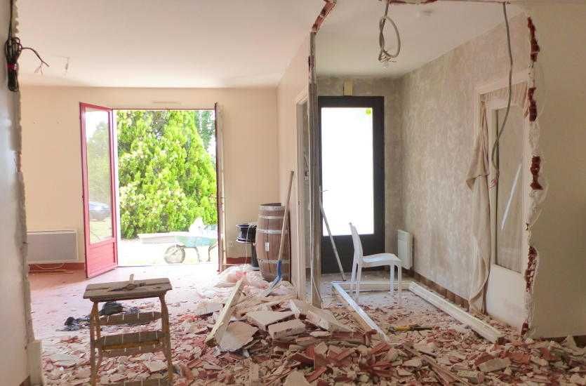 Prace wyburzeniowo-rozbiórkowe wewnątrz budynku