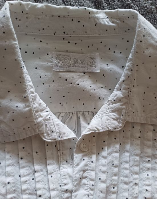 Biała koszula w drobne kropki.