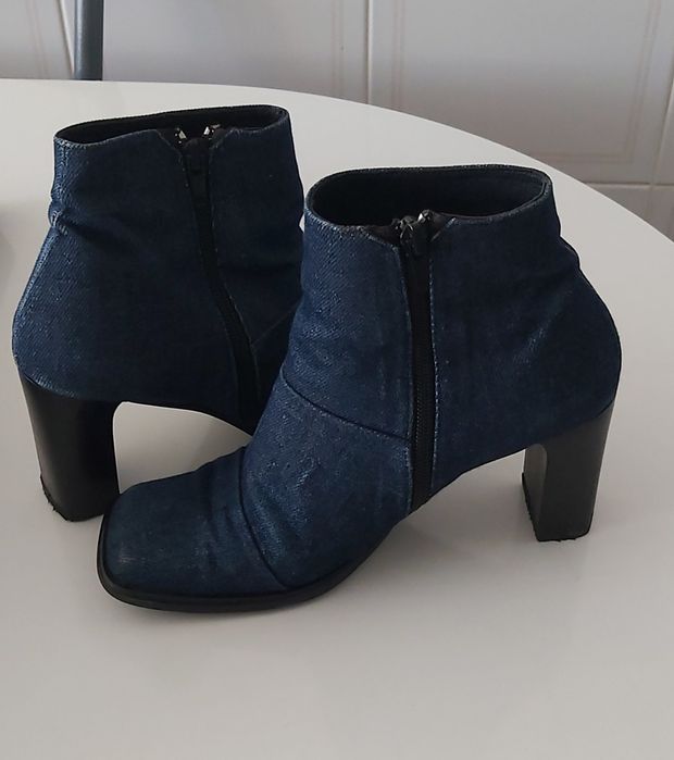 Botas de ganga escura com salto médio. T37