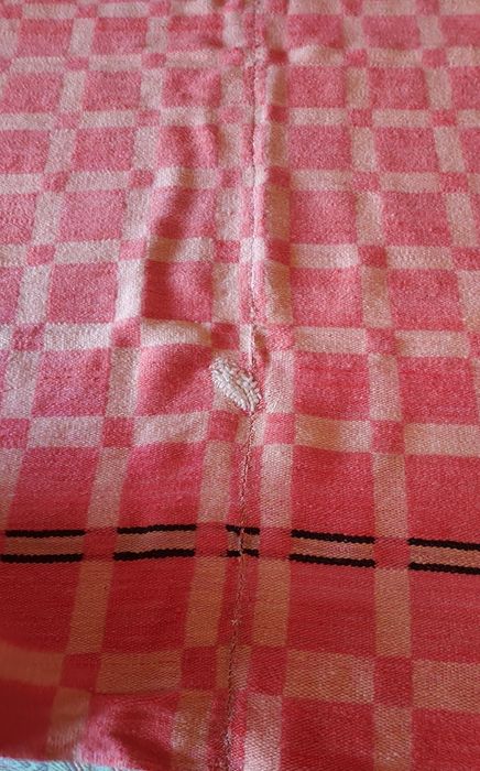 Cobertor de lã tingida.