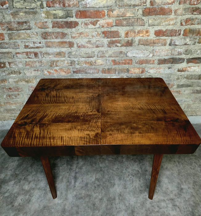 Stół Jitona po renowacji RARYTAS