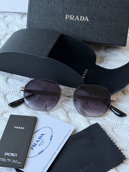 Сонцезахисні окуляри Prada