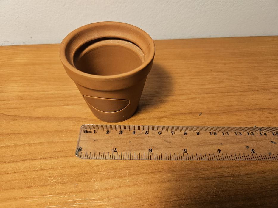 Mała gliniana doniczka