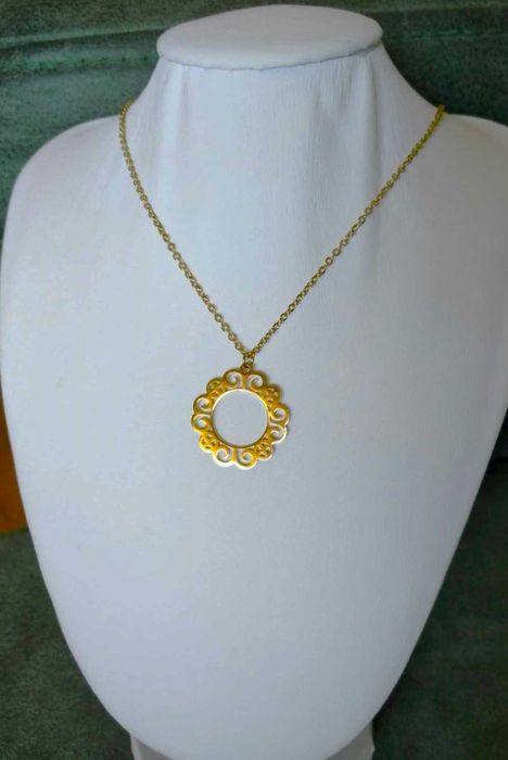 Colar Aço Dourado c/ Moldura Redonda NOVO