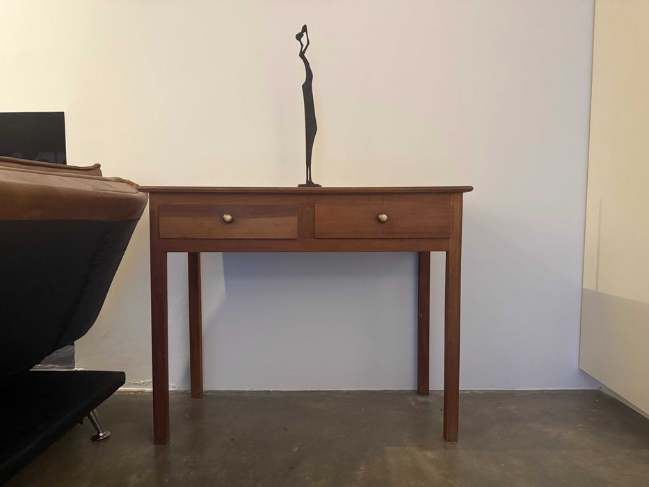 Mesa em Madeira Maciça com Duas Gavetas – Elegante e Funcional
