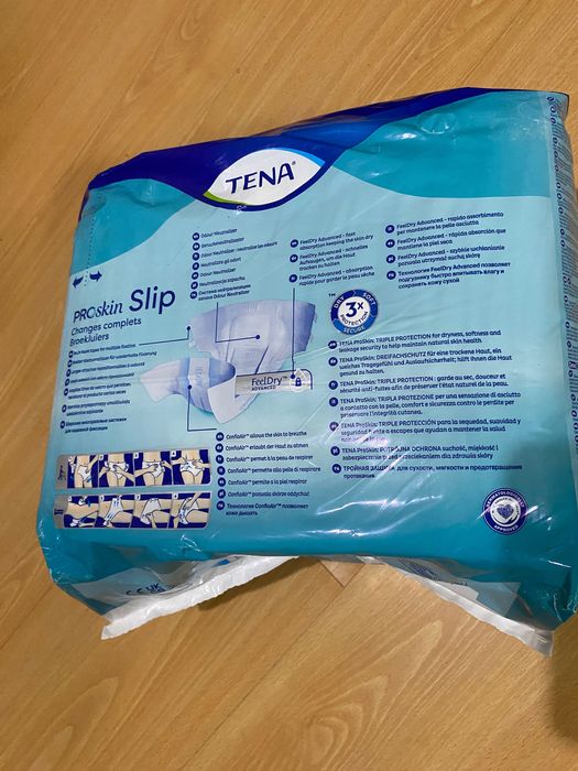 Roupas, tênis e fraldas tamanho M e G.