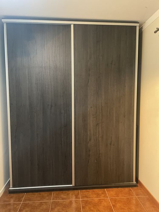 Roupeiro de Carpintaria – Estrutura Sólida