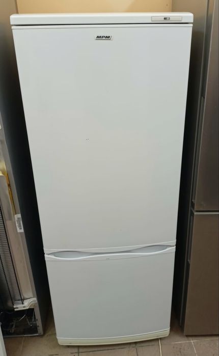 Lodówka marki MPM.