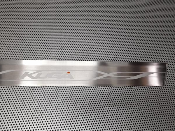 Rodapé / soleira porta frente direita FORD Kuga II (DM2)