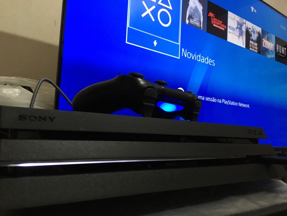 PS4 Pro 4K 1 TB + 2 comandos Sony Como Nova