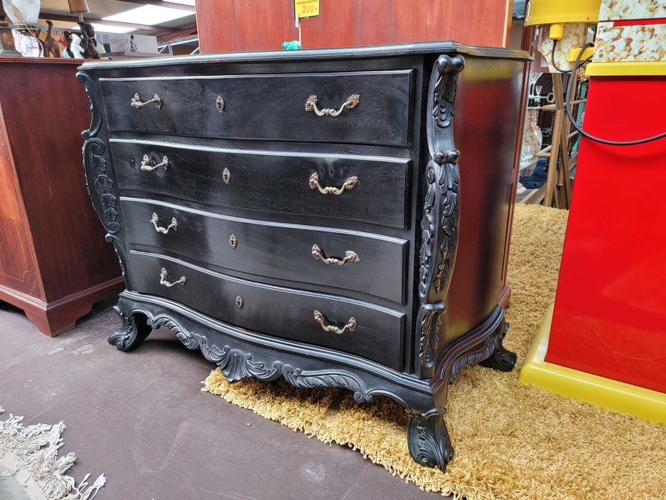 Cómoda antiga em madeira maciça com algumas