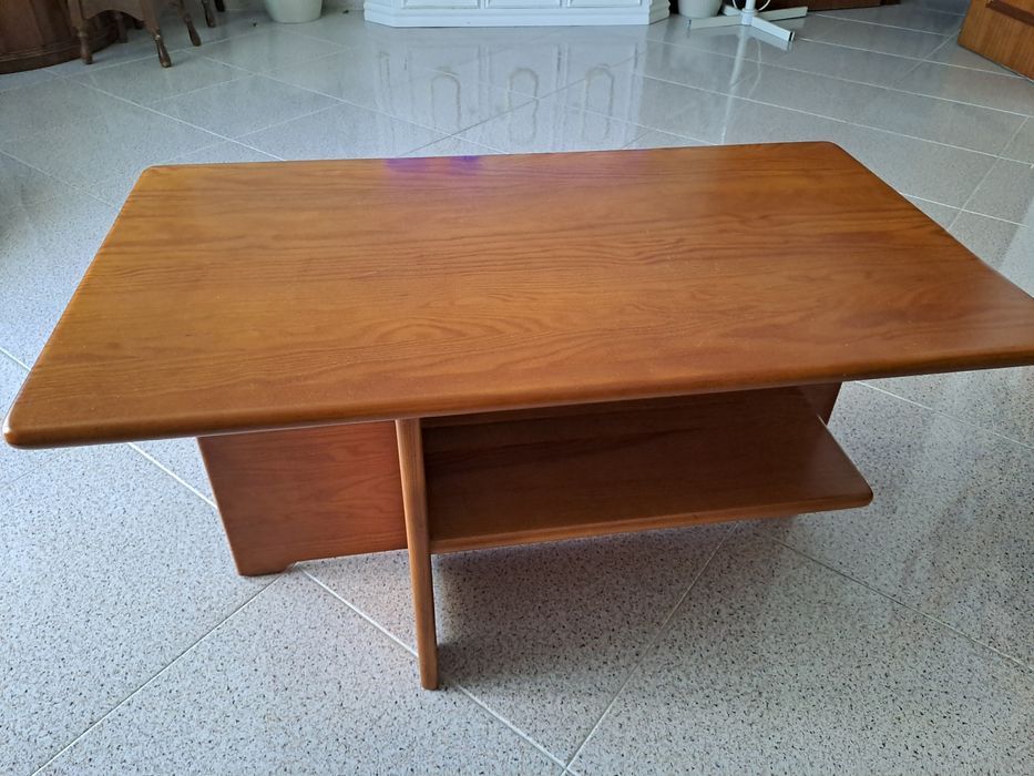 Sala completa em pinho mel (estantes, cristaleira, móvel TV, mesa)