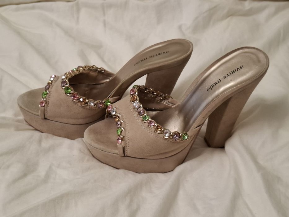 Бежеві замшеві босоніжки сабо Avante Moda з різнокольоровим камінням, оигінал /  Босоніжки на підборах р. 40
