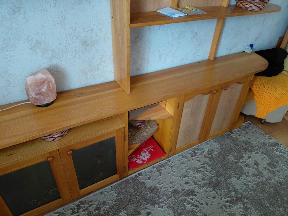 Стелаж дубовий у вітальню