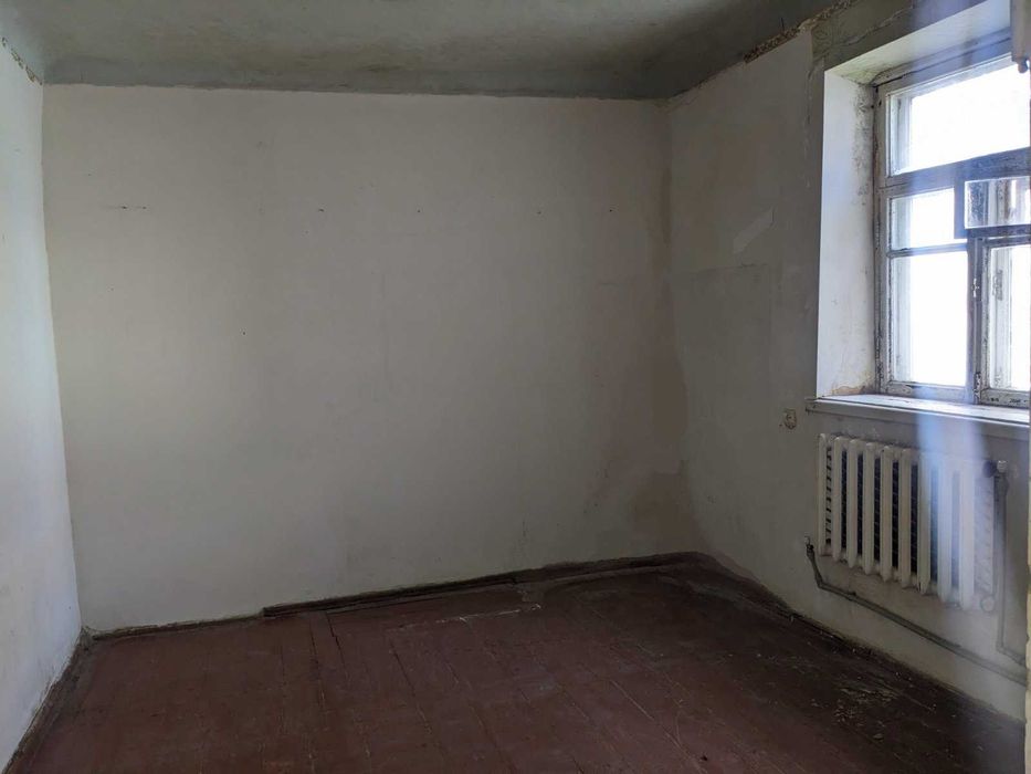 Центр. Продам квартиру без ремонту в одноповерховому будинку з гаражем.